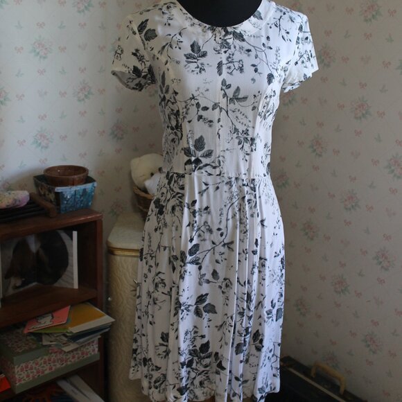 H&M Dress, Size 4 (Fits Like a 2) - Picture 3 of 9